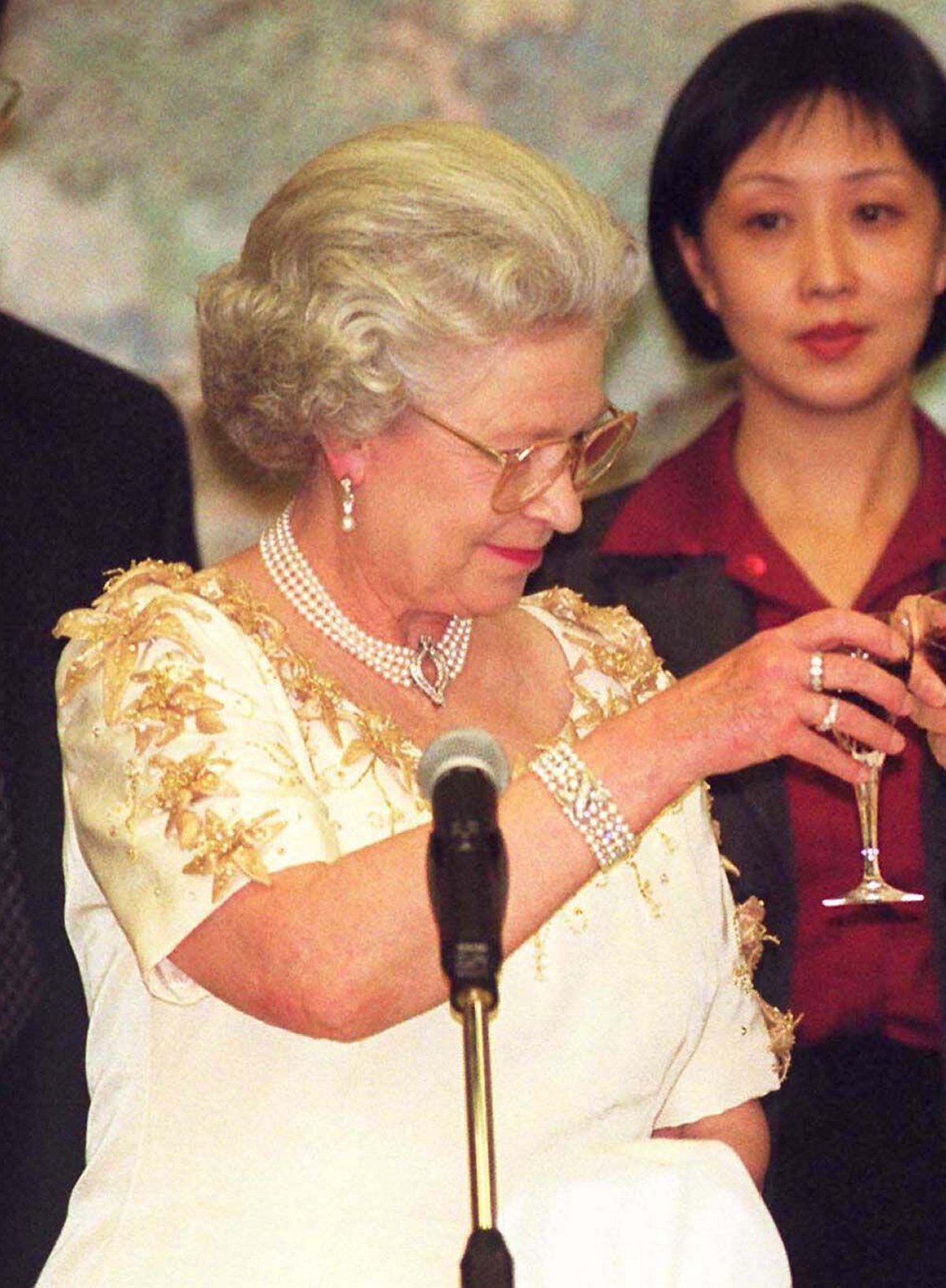 Queen Elizabeth II shares a toast with Chinese President Jiang Zemin during a banquet held at the Chinese Embassy in London, October 1999 (REUTERS/Alamy)