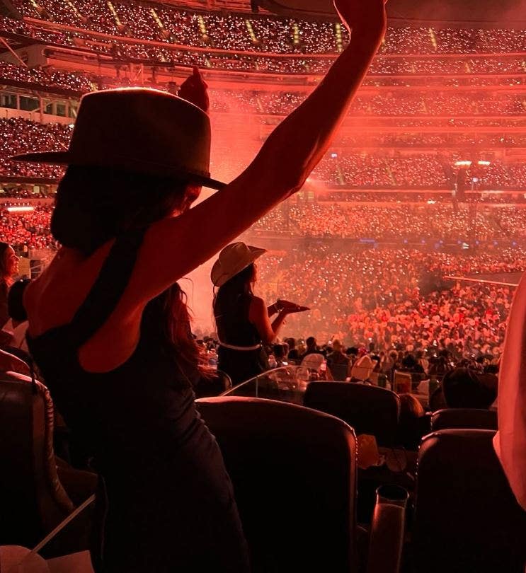 Meghan Markle dancing at Beyonce concert