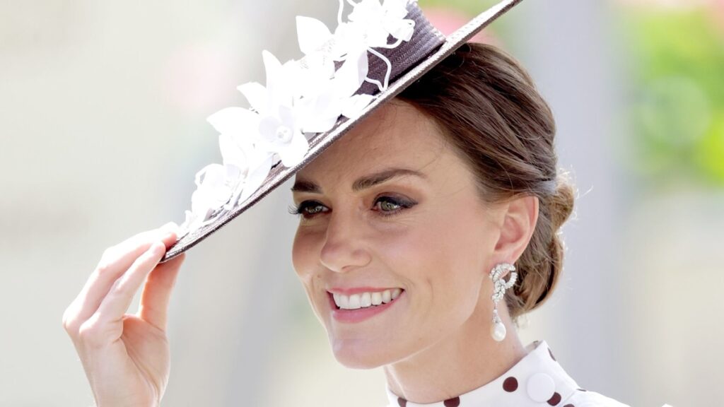 Kate Middleton just schooled us on wearing a hair bow in your 40s Kate Middleton just schooled us on wearing a hair bow in your 40s