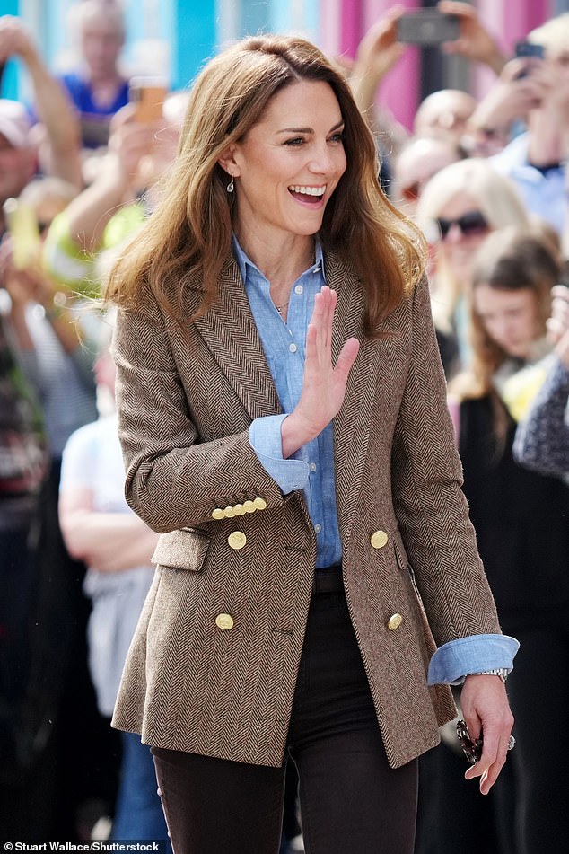 She waved to crowds who had turned out to greet her, while modelling a stunning herringbone blazer