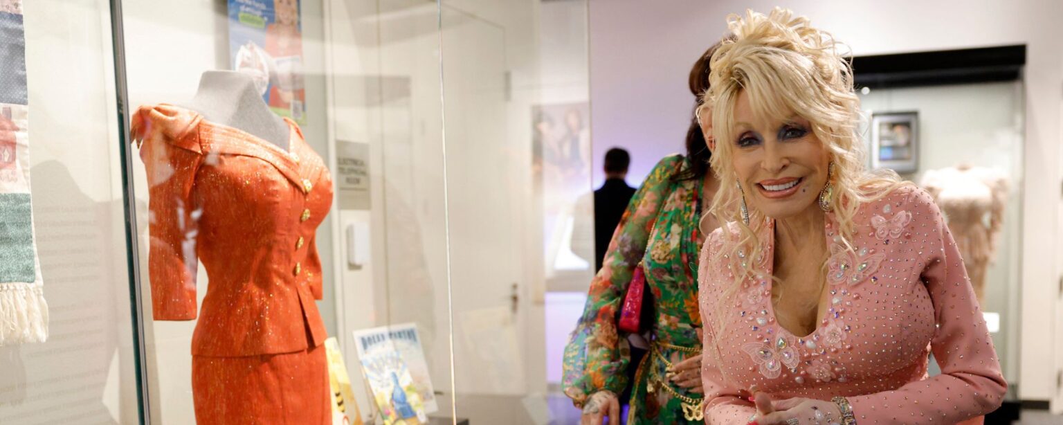 Dolly Parton Hopes To Cash in on Rain Check for Tea Invitation With Kate Middleton Dolly Parton Hopes To Cash in on Rain Check for Tea Invitation With Kate Middleton