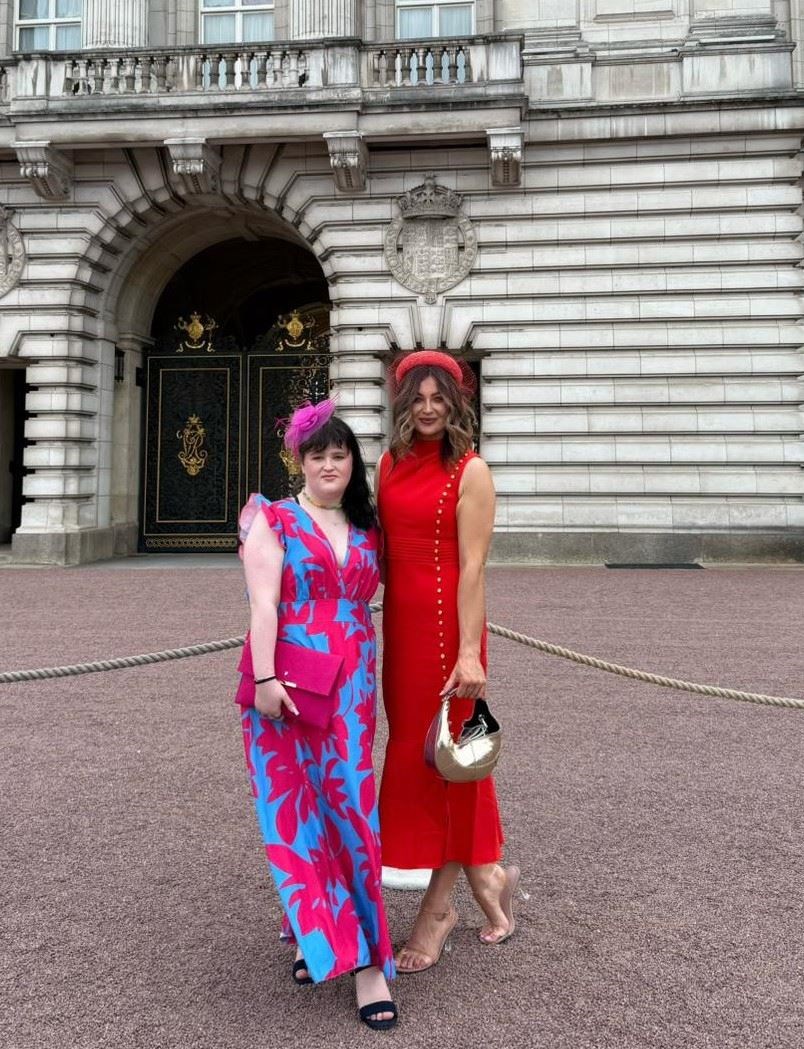 Angel and Sara outside Buckingham Palace.