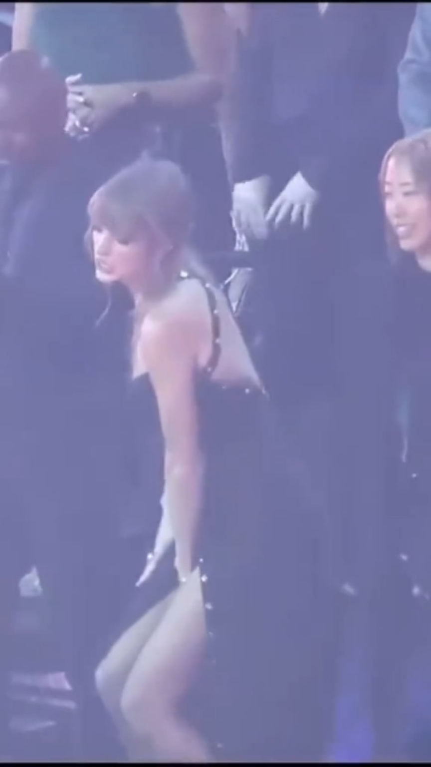 Taylor Swift dancing at the 2023 MTV VMAs 9/12/23