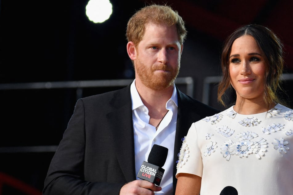 Meghan Markle (r.) and Prince Harry are said to be at odds over the privacy of their children.