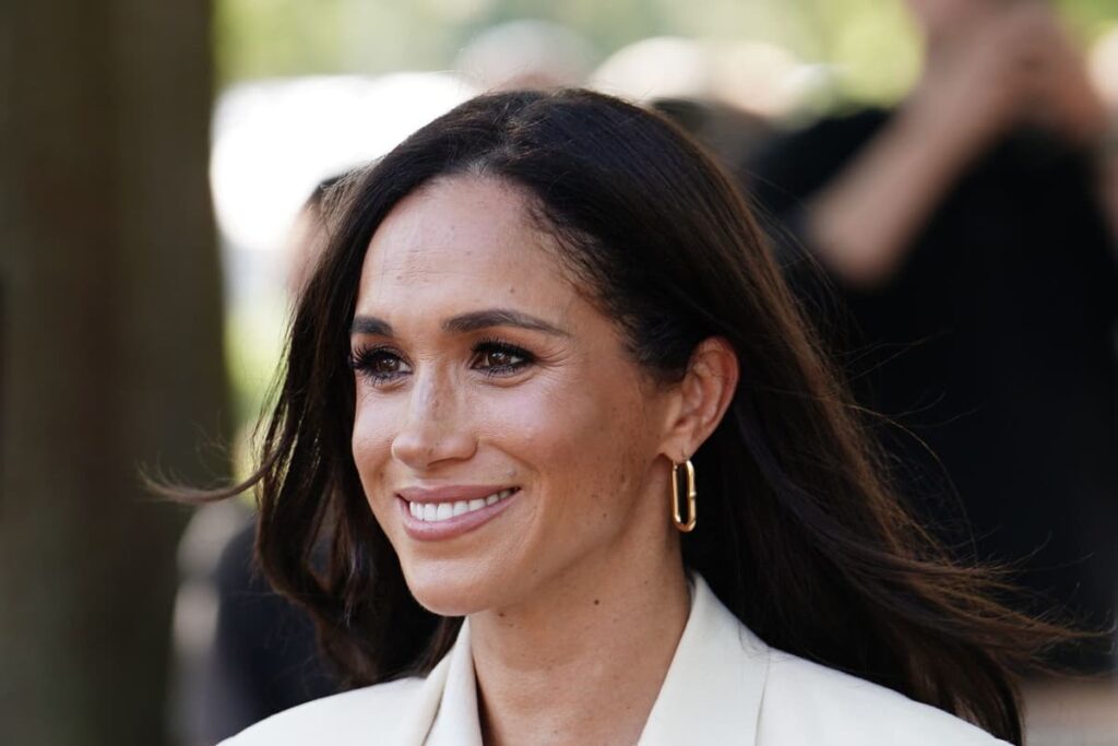 Meghan shares clip of her and Lilibet beekeeping in matching gear – London Evening Standard Meghan shares clip of her and Lilibet beekeeping in matching gear - London Evening Standard