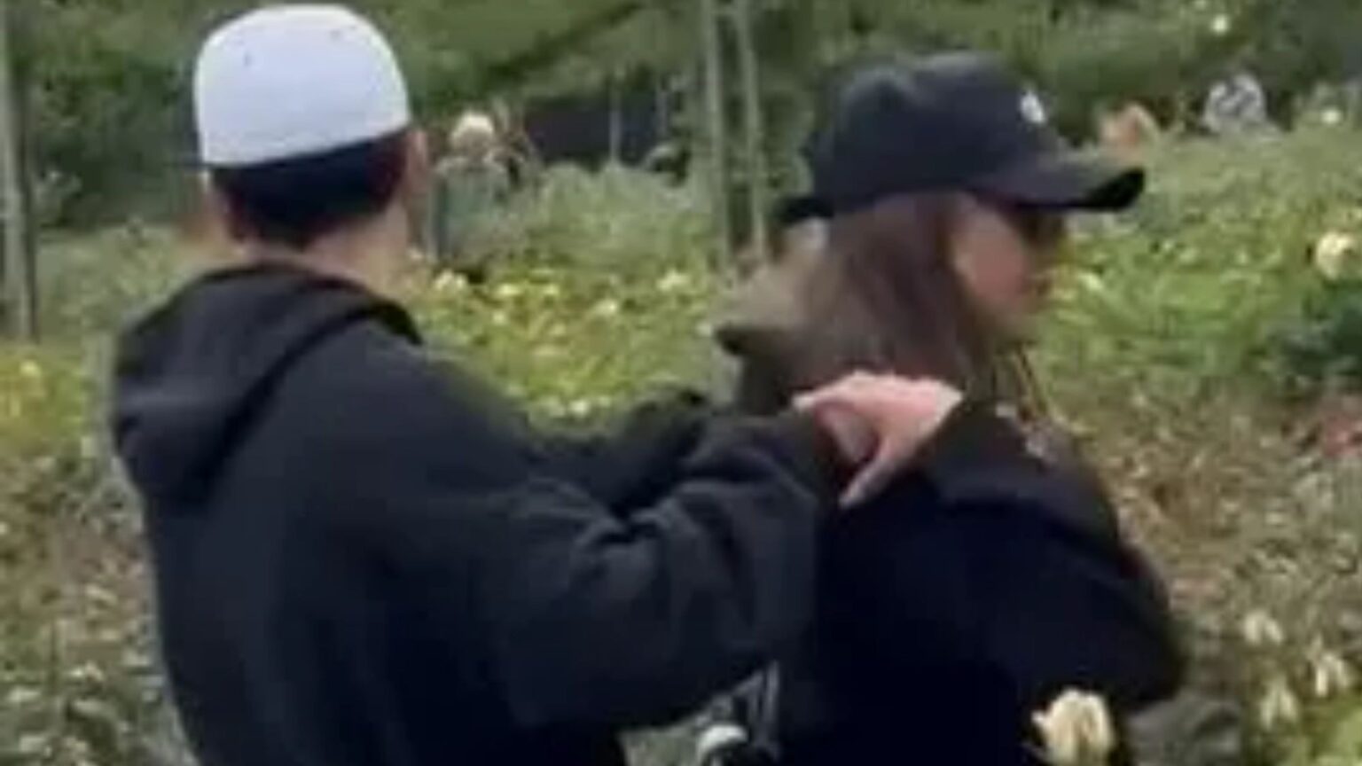Jessica Alba spotted kissing mystery man in London – months after split with husband Jessica Alba spotted kissing mystery man in London - months after split with husband
