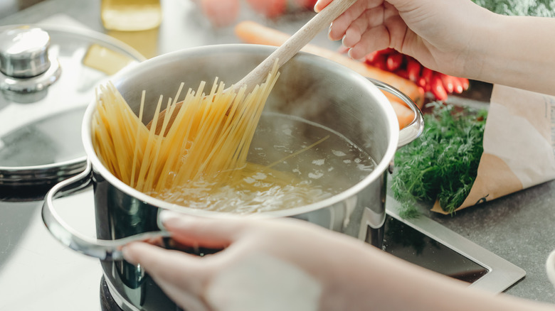 Cooking spaghetti in pot