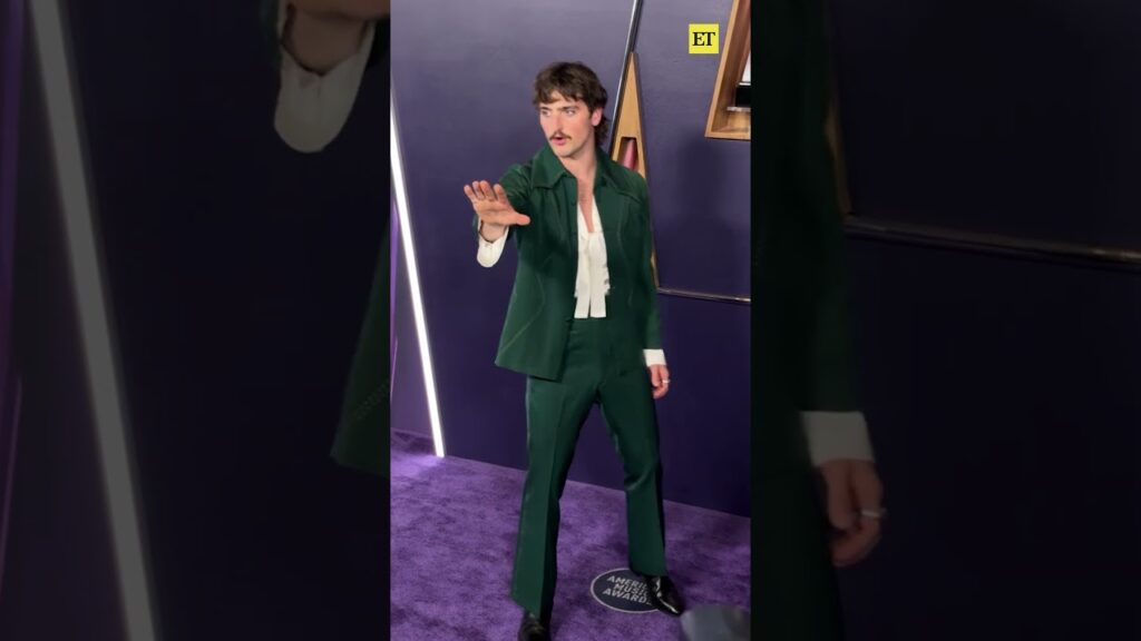 We're flipping out over the way Benson Boone commands a red carpet. 🤩 #AMAs #bensonboone