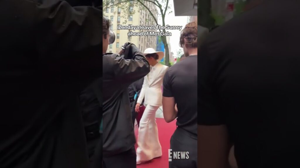 Zendaya is always up for the #MetGala challenge. 😍