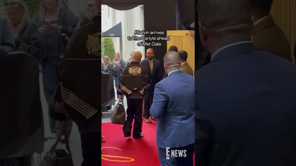 All eyes are on J Balvin’s entrance to the Carlyle ahead of the #MetGala. 👀