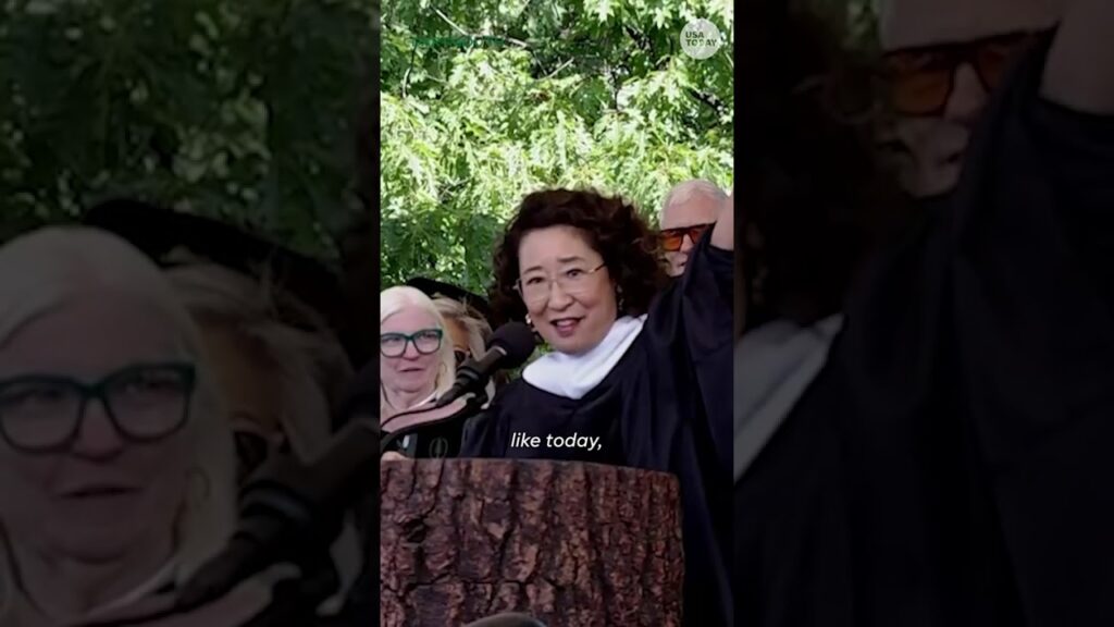Sandra Oh tells Dartmouth graduates to ‘dance it out’ Sandra Oh tells Dartmouth graduates to 'dance it out'