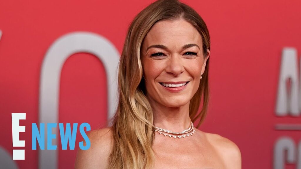 LeAnn Rimes Reveals Her Teeth Fell Out Mid-Performance