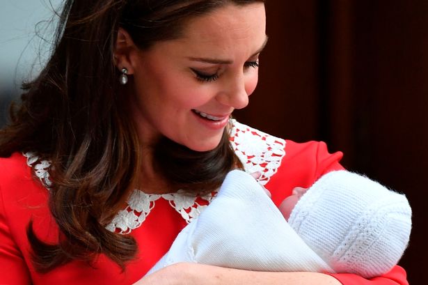 Britain's Catherine, Duchess of Cambridge aka Kate Middleton looks at her newly-born son, her third child, Britain's Prince Louis of Cambridge on the steps of the Lindo Wing at St Mary's Hospital in central London, on April 23, 2018. (Photo by Ben STANSALL / AFP)        (Photo credit should read BEN STANSALL/AFP via Getty Images)