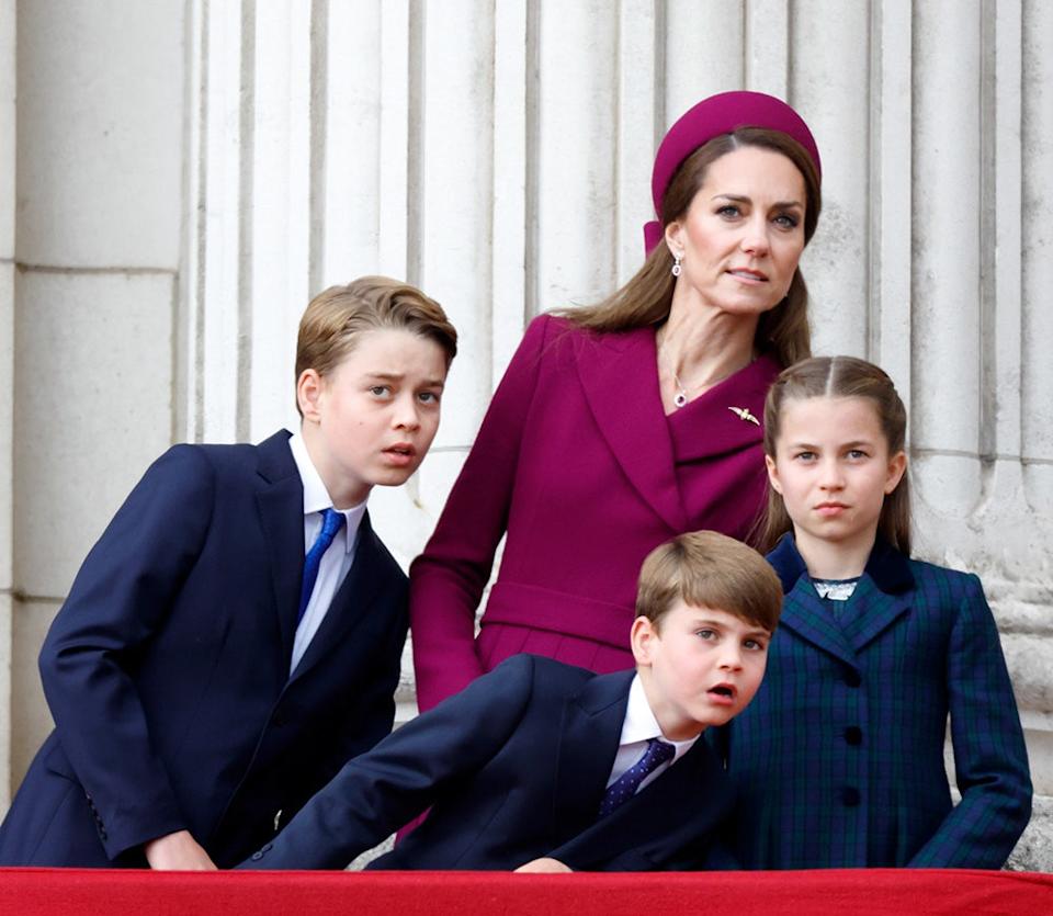 Kate Middleton looking with curiosity with her three children.