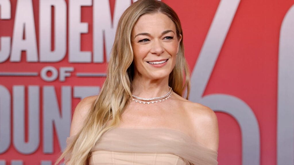 LeAnn Rimes says her teeth fell out onstage during a concert