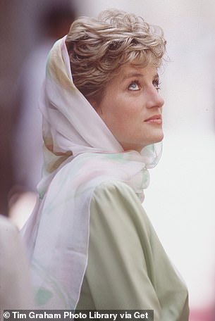 Diana in Egypt wearing a headscarf