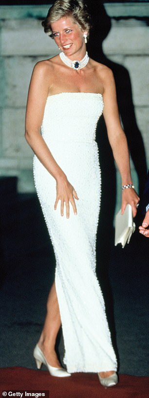 Diana attends a State Banquet during her official visit to Hungary on May 8, 1990