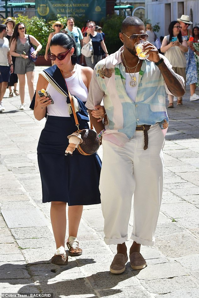 Usher and his wife Jennifer Goicoechea were spotted strolling around Venice, enjoying a drink together
