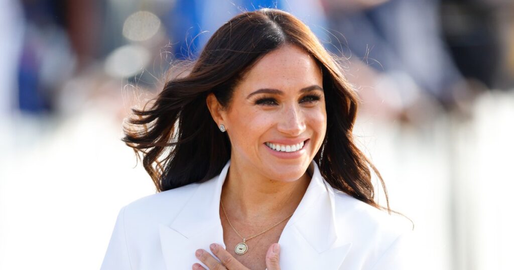 13 Breezy Button-Downs to Channel Meghan Markle’s Aesthetic 13 Breezy Button-Downs to Channel Meghan Markle’s Aesthetic