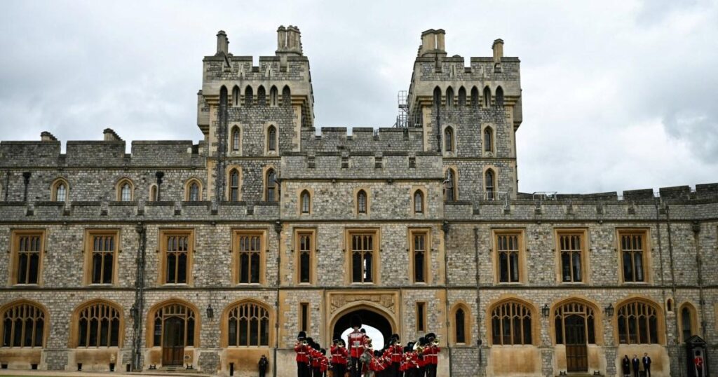 Intruder arrested at Windsor Castle close to William and Kate's home | News UK