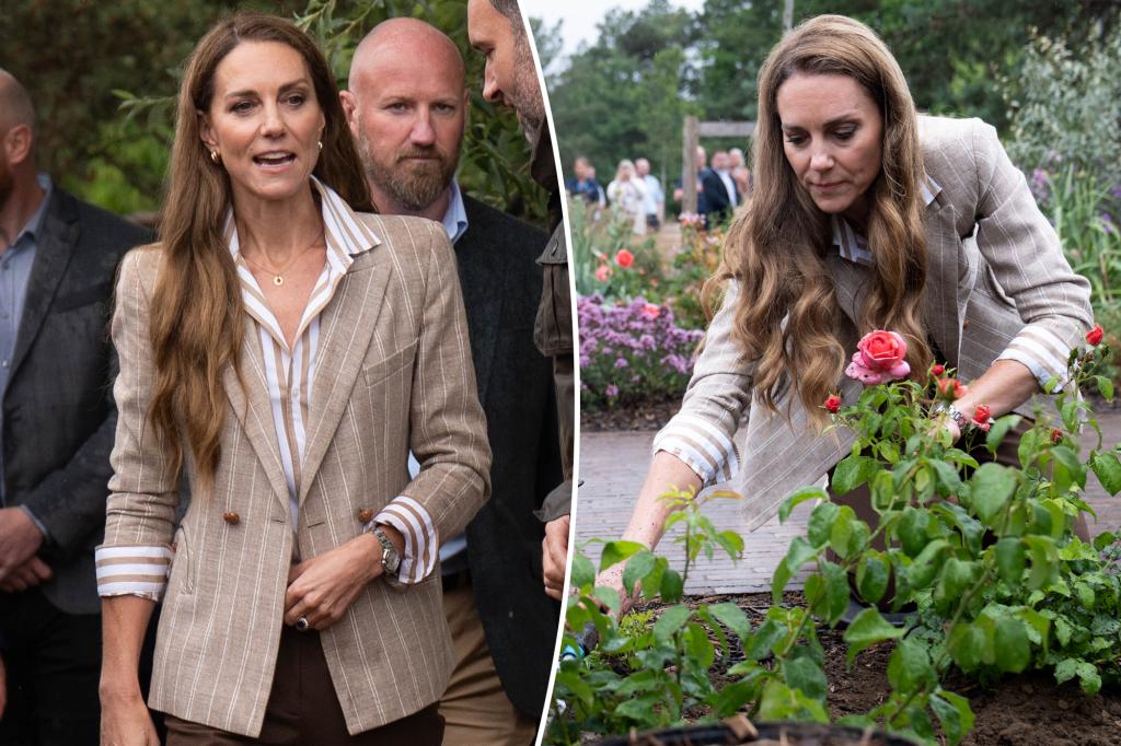 Kate Middleton wears striped outfit for hospital garden visit Kate Middleton wears striped outfit for hospital garden visit