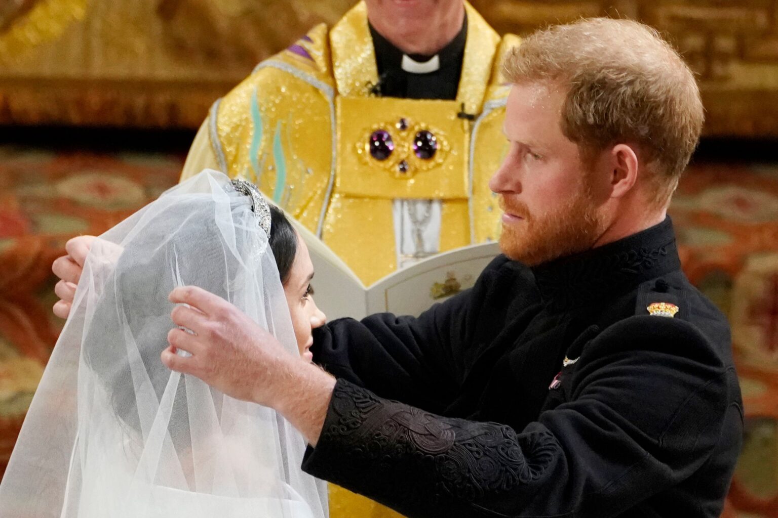 Royals’ Body Language at Harry and Meghan’s Wedding Goes Viral Prince Harry Lifts Meghan