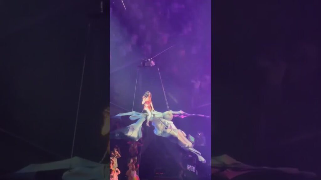 Katy Perry nearly falls after prop malfunctions during San Francisco concert #shorts