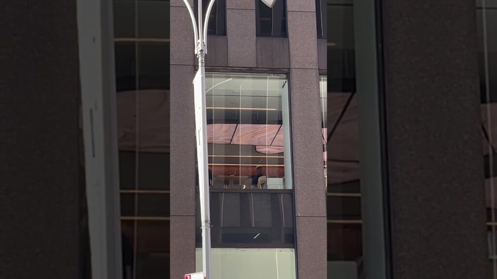 Meryl Streep waves to fans from window while filming Devil Wears Prada 2 in NYC #shorts