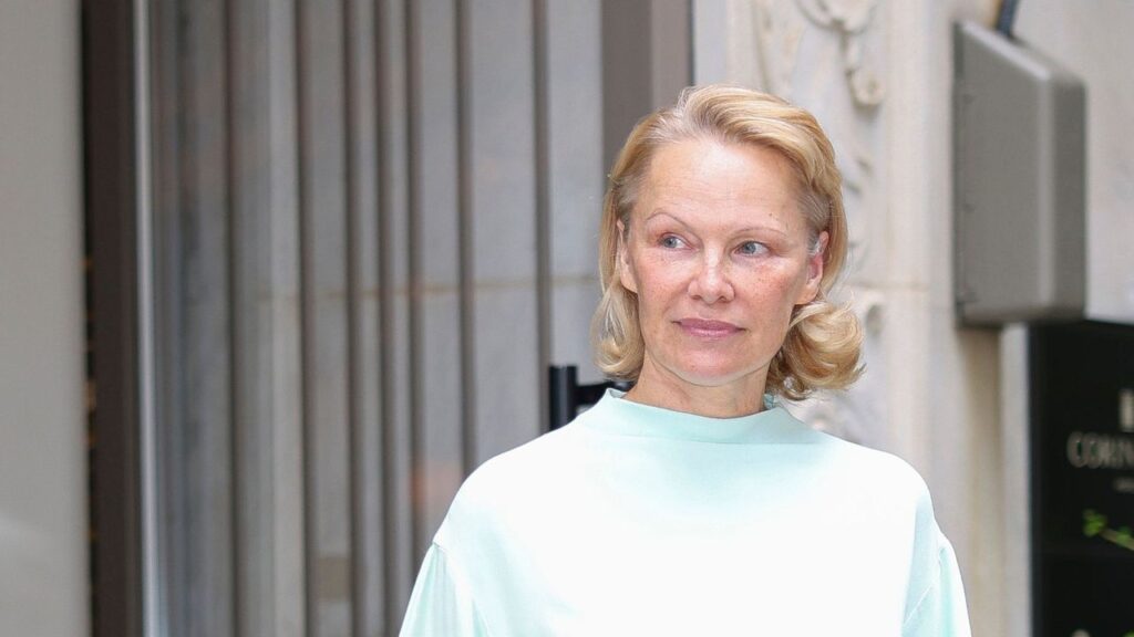 Pamela Anderson just added one of Kate Middleton’s… Pamela Anderson just added one of Kate Middleton's…