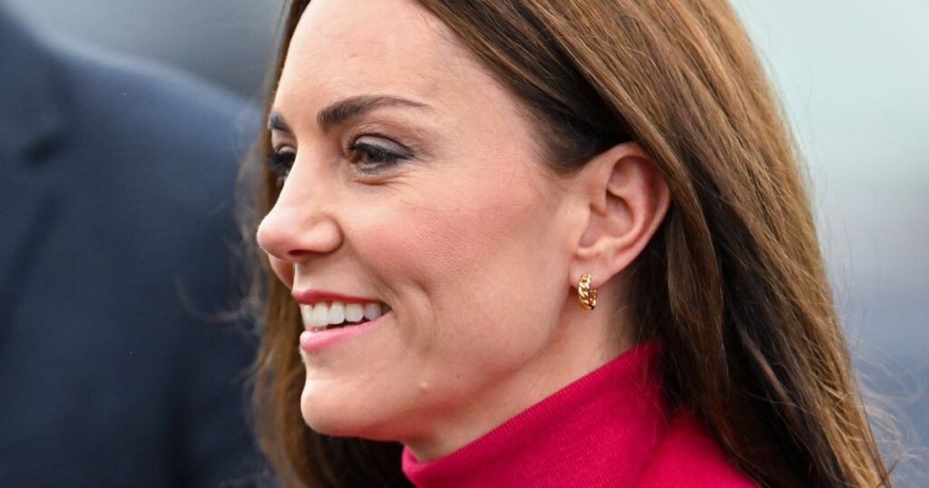 ‘Perfect’ £25 gold hoop earrings are loved by everyone from Kate Middleton to Cat Deeley Ipso logo