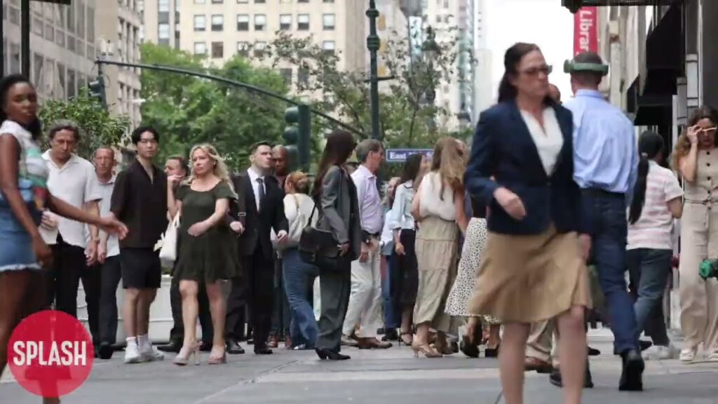 Anne Hathaway Spotted Filming “Devil Wears Prada 2” In Midtown Manhattan Anne Hathaway Spotted Filming “Devil Wears Prada 2” In Midtown Manhattan