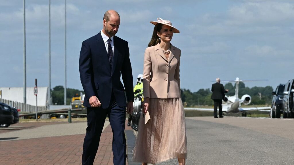 Kate Middleton is pretty in pastel pink as she and Prince William welcome President Macron for the French state visi Kate Middleton is pretty in pastel pink as she and Prince William welcome President Macron for the French state visi