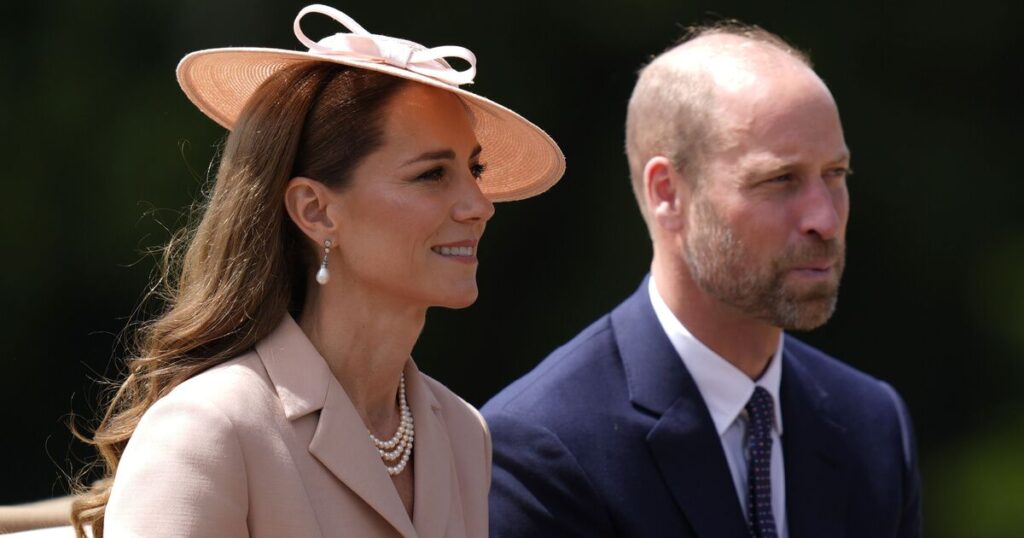 Royal fans complain about Kate and William's 'strange' positioning | Royal | News