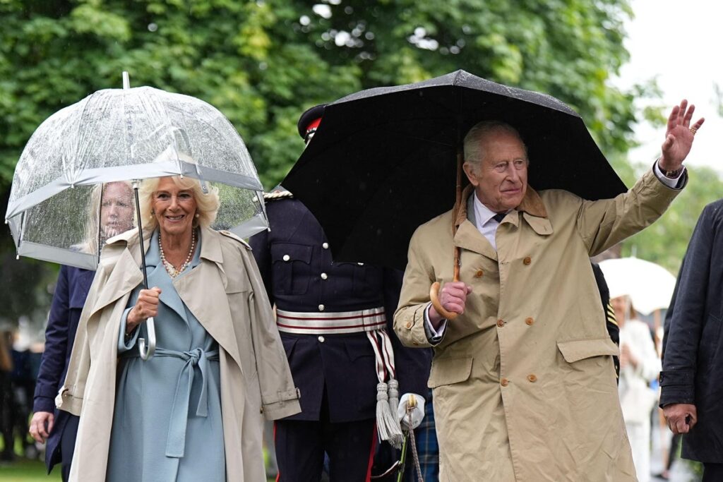 King and Queen brave summer downpour to honour Kirkcaldy’s war dead