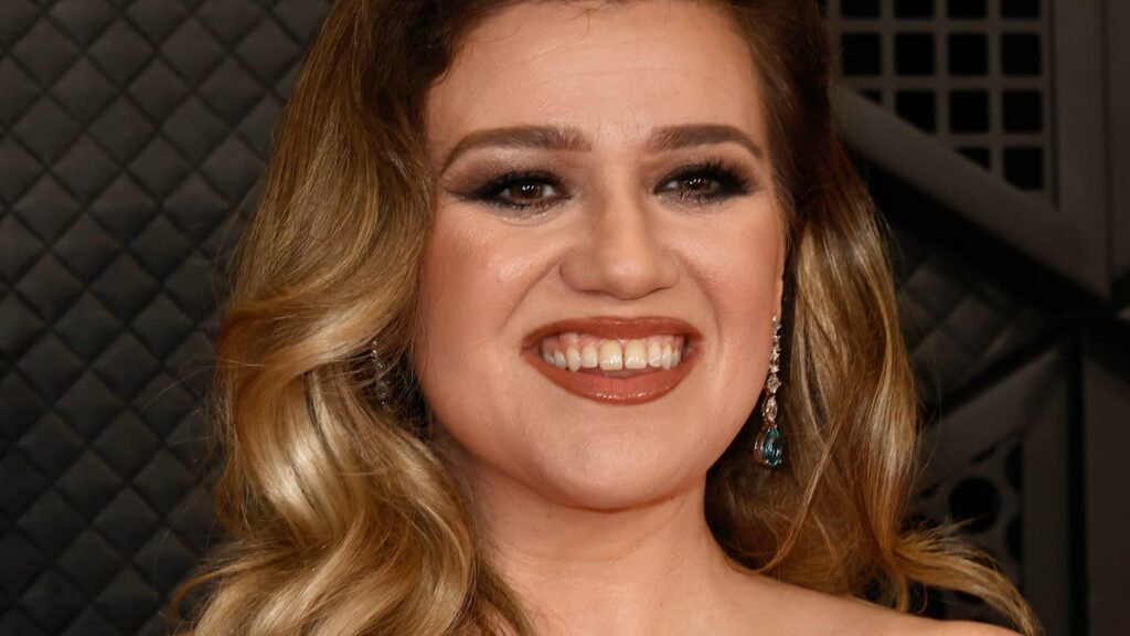 Why did Kelly Clarkson cancel Vegas opening night?
