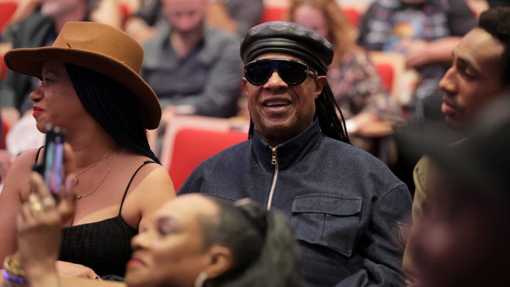 Stevie Wonder responds to rumors that's he not really blind