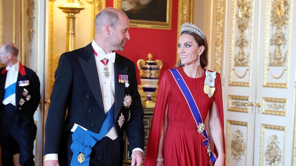Kate dazzles in dark red silk at state banquet return