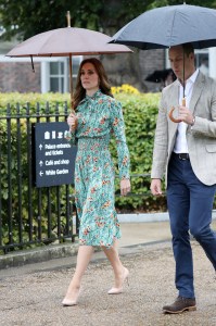 LONDON, ENGLAND - AUGUST 30:  Catherine, Duchess of Cambridge and Prince William, Duke of Cambridge are seen during a visit to The Sunken Garden at Kensington Palace on August 30, 2017 in London, England.  The garden has been transformed into a White Garden dedicated in the memory of Princess Diana, mother of The Duke of Cambridge and Prince Harry.  (Photo by Chris Jackson/Getty Images)