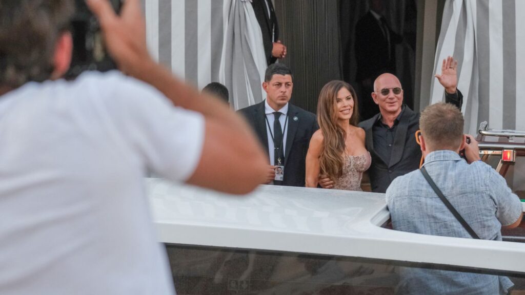 Jeff Bezos and Lauren Sánchez Ripped One Major Wedding Detail Straight From Prince William and Kate Middleton Jeff Bezos and Lauren Sánchez Ripped One Major Wedding Detail Straight From Prince William and Kate Middleton