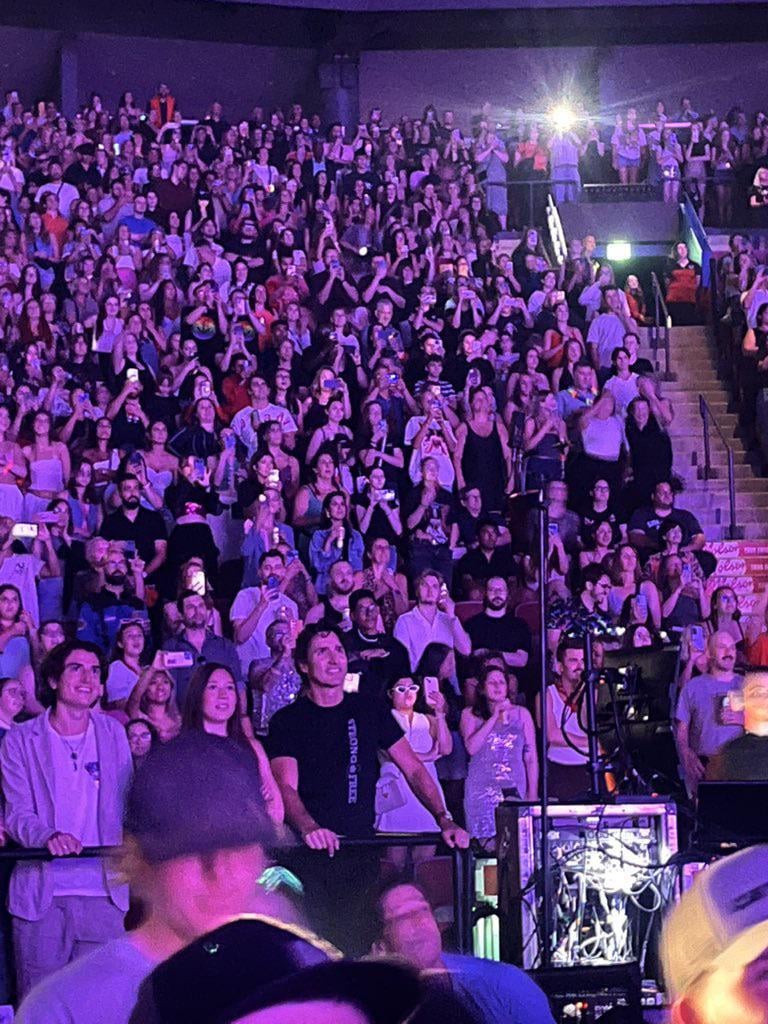 Justin Trudeau spotted at Katy Perry’s ‘The Lifetimes Tour’ concert tonight in Montreal. (July 30, 2025)