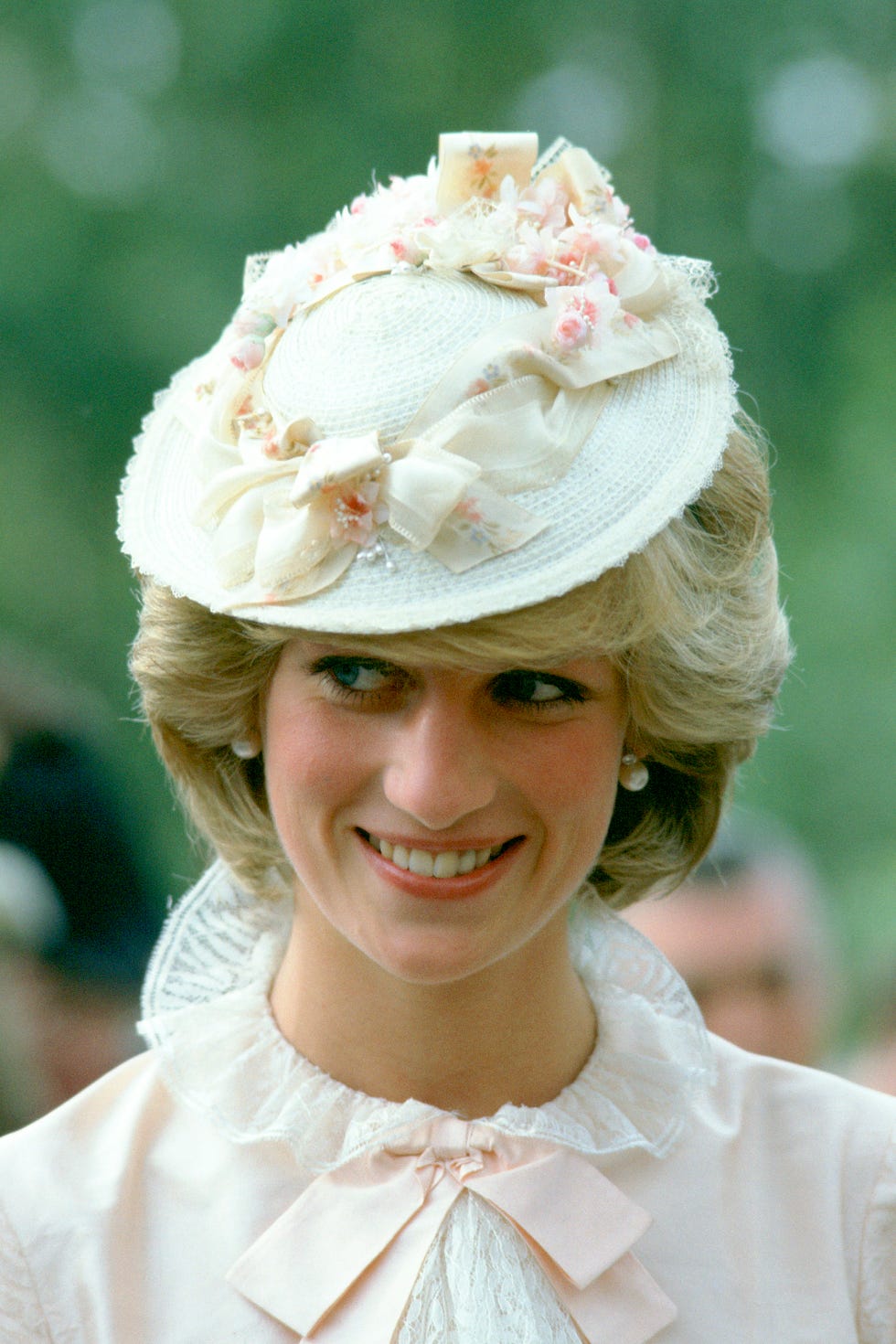White, Clothing, Hat, Fashion accessory, Headgear, Sun hat, Headpiece, Hair accessory, Bonnet, Dress, 