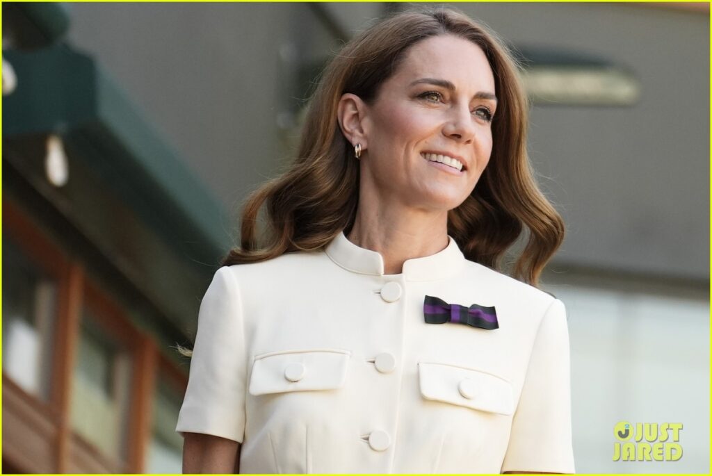 Kate Middleton Receives Standing Ovation as She Arrives at Wimbledon!: Photo 5182438 | Kate Middleton Photos | Just Jared: Celebrity News and Gossip kate middleton standing ovation at wimbledon 055182438
