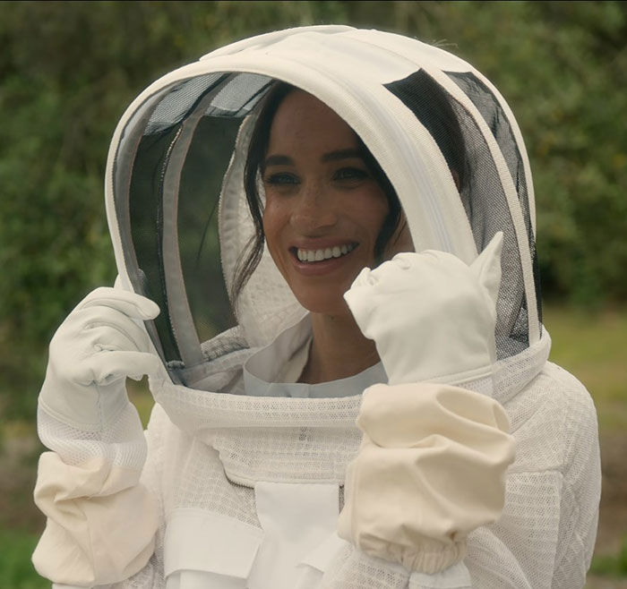 Meghan Markle wearing protective beekeeping gear outdoors, linked to embarrassing fruit-picking photo accusations. Meghan Markle wearing protective beekeeping gear outdoors, linked to embarrassing fruit-picking photo accusations.