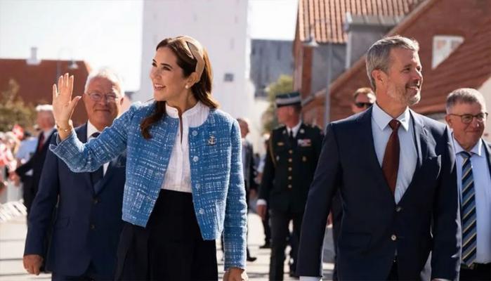 Queen Mary and King Frederik disembark yacht in Sæby