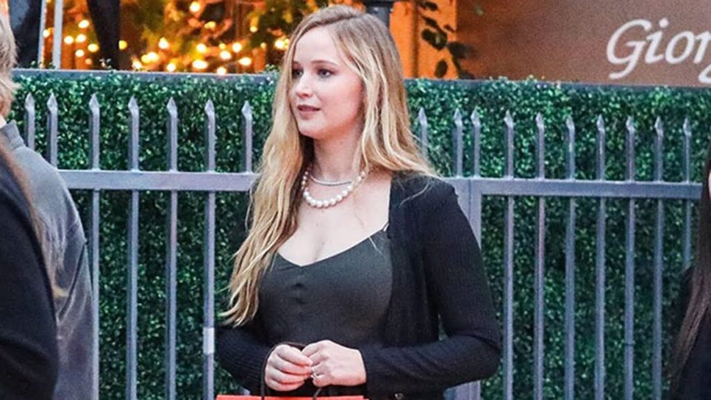 Jennifer Lawrence’s Recent Dinner Outfit Looks Sloppy! Jennifer Lawrence’s Recent Dinner Outfit Looks Sloppy!
