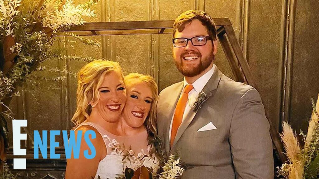 Conjoined Twins Abby & Brittany Hensel Step Out for Rare Outing | E! News Conjoined Twins Abby & Brittany Hensel Step Out for Rare Outing | E! News