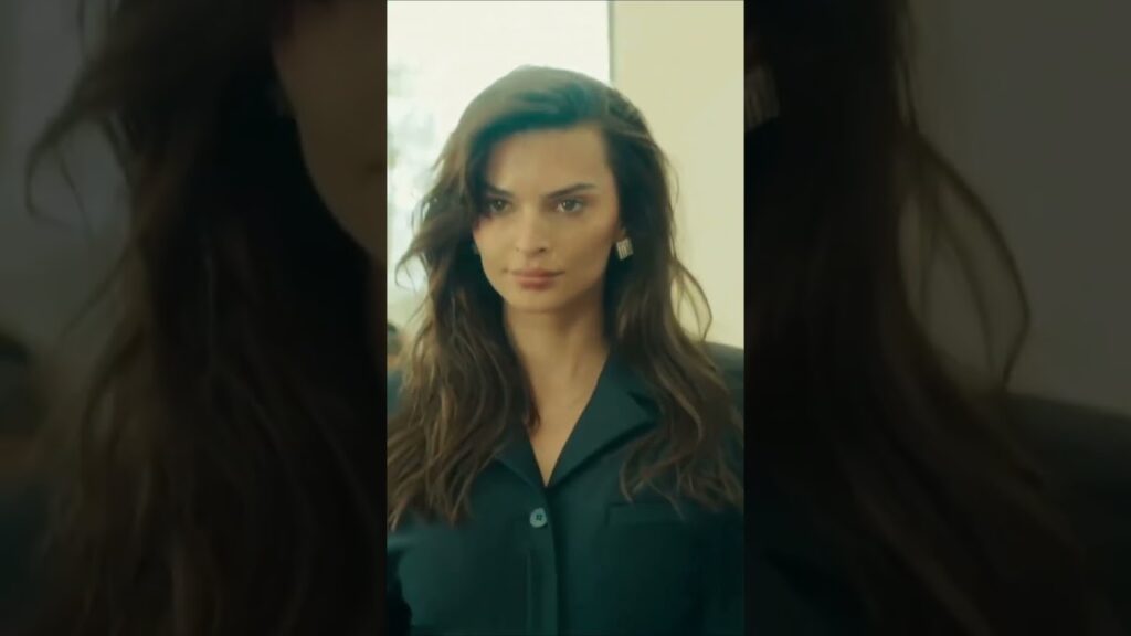 Emily Ratajkowski for Jacquemus Spring 2024 RTW FashionShow #runway #catwalktour #supermodel Emily Ratajkowski for Jacquemus Spring 2024 RTW FashionShow #runway #catwalktour #supermodel