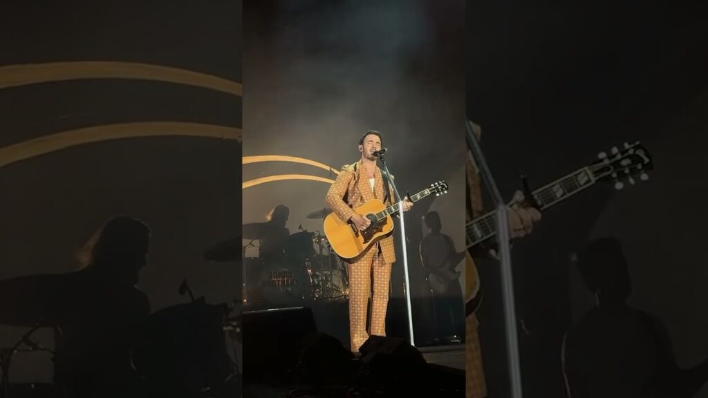 Kevin Jonas surprises fans at Fenway Park concert with solo song #shorts