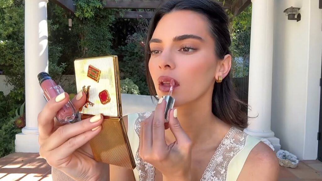 Kendall Jenner Tries L'Oréal Paris Plump Ambition Hyaluron Lip Oil With Colour Rich Lip Liner