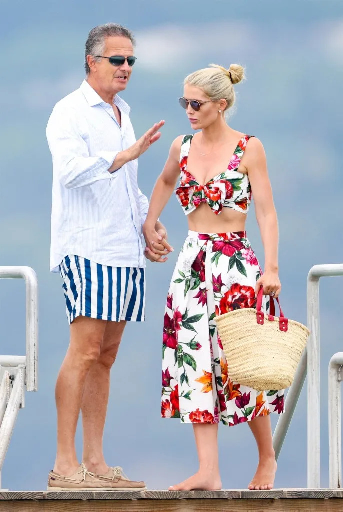 Kitty held hands with her beau as they strolled to the beachfront restaurant for a lavish meal. Best Image / BACKGRID